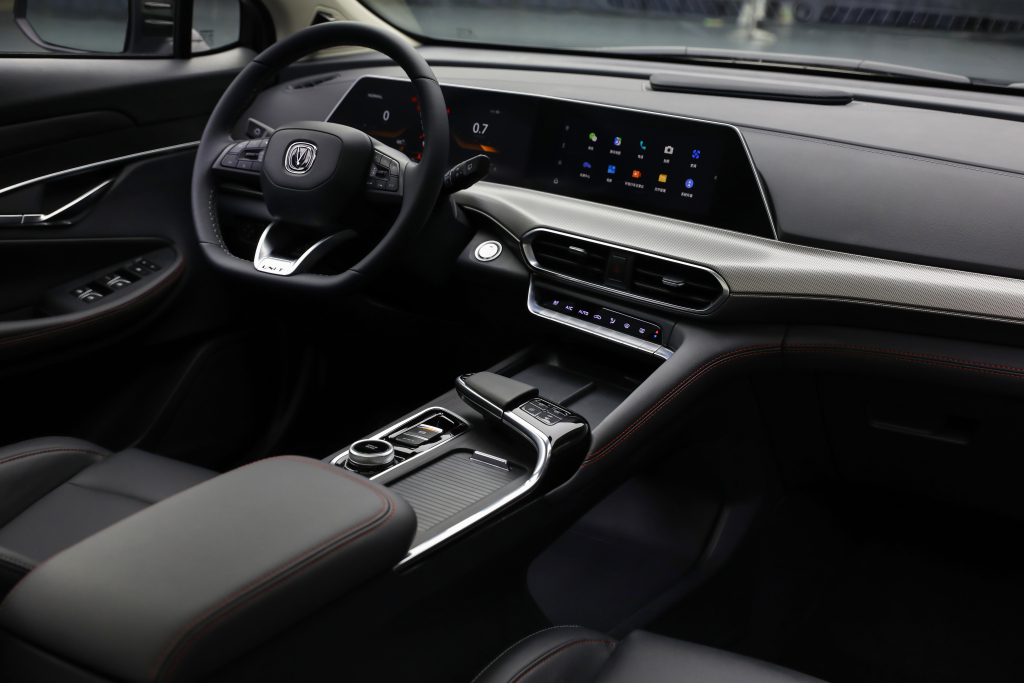 Changan Uni-T - интерьер с темной отделкой