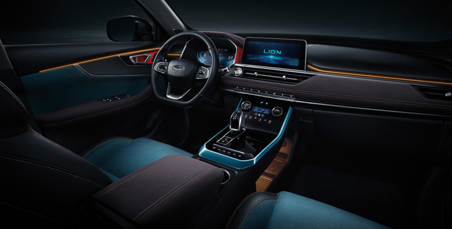 Chery Tiggo 7 Pro - интерьер с темной отделкой и голубыми акцентами